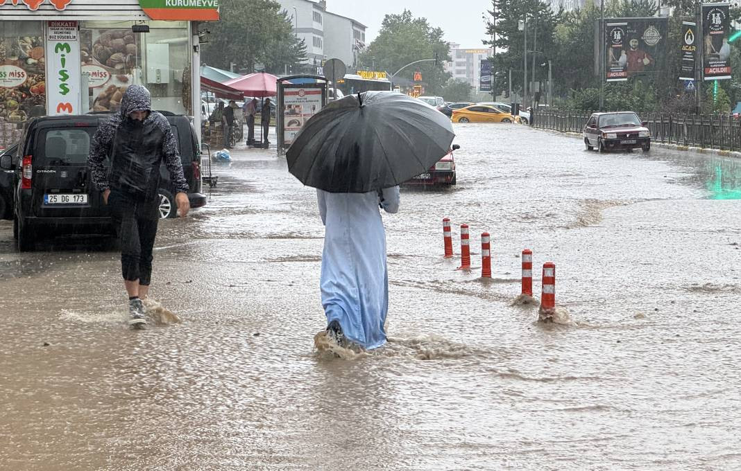Erzurum'u sağanak vurdu! Evleri su bastı araçlar yolda mahsur kaldı - Resim: 15